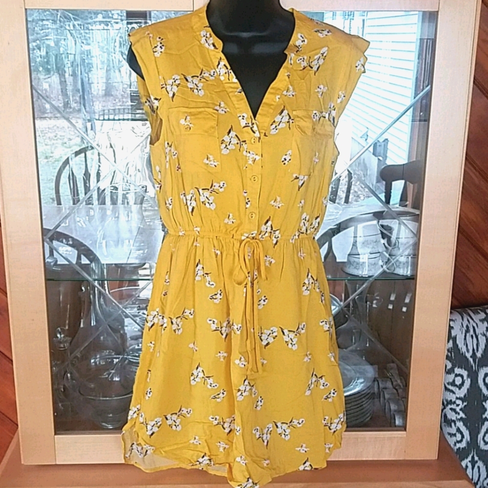 Pretty yellow dress!